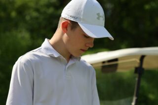 Junge Golfspielen